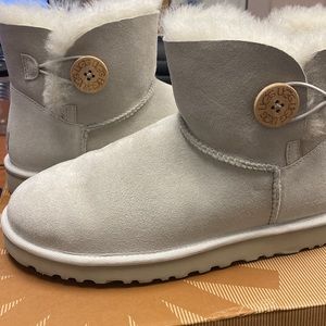 Ugg mini Bailey button 3352 w/cloud